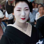 Kyoto, une Maiko souriante. Elle a posé pour moi