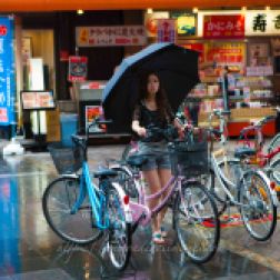 55-OSAKA jeune fille au parapluie